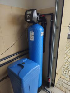 zmiękczacz do wody zamontowany w domu jednorodzinnym - Warszawa i okolice Warszawy zmiękczona woda, odpowiednia twardość wody